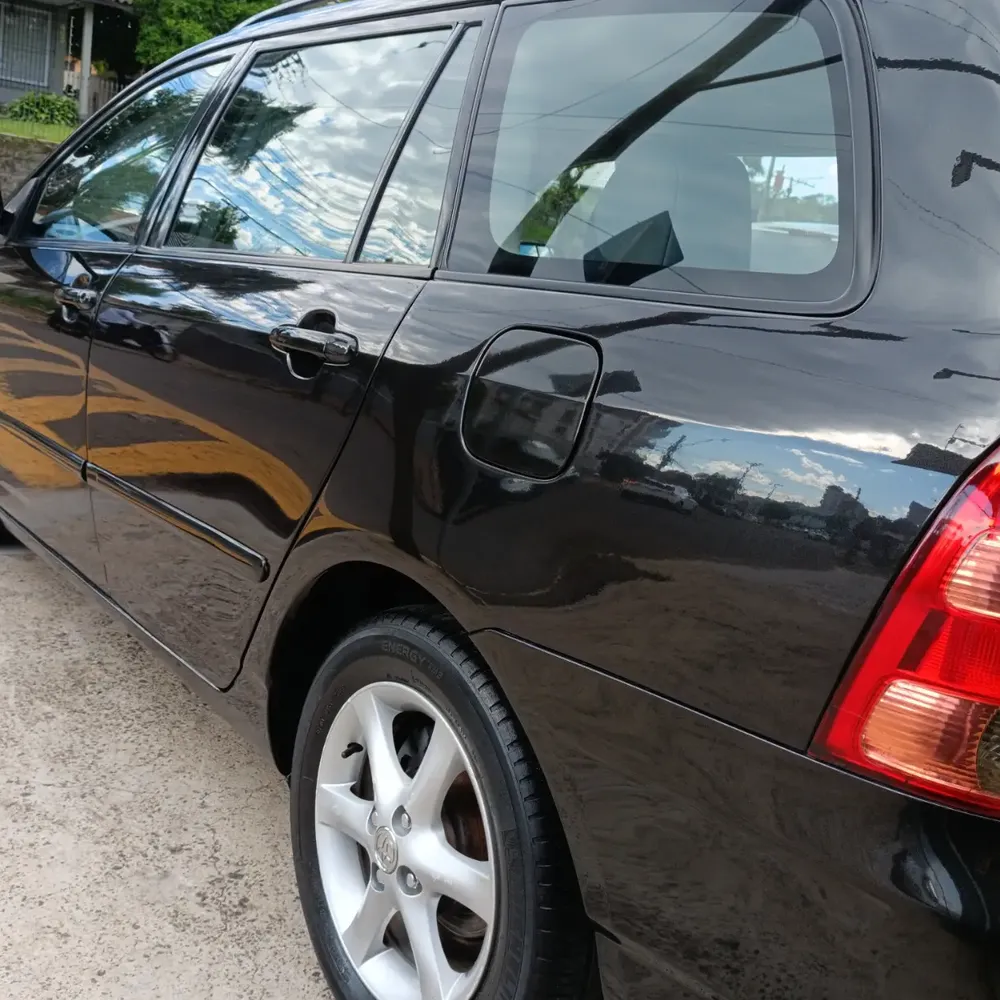 Depois: Toyota Fielder preta com a lateral reparada e pintada