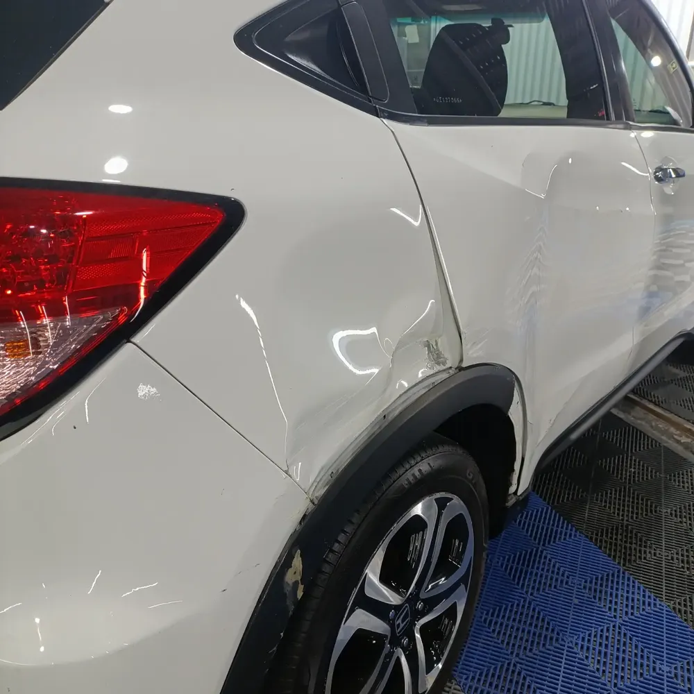Antes: Honda HR-V branco com amassado na lateral traseira