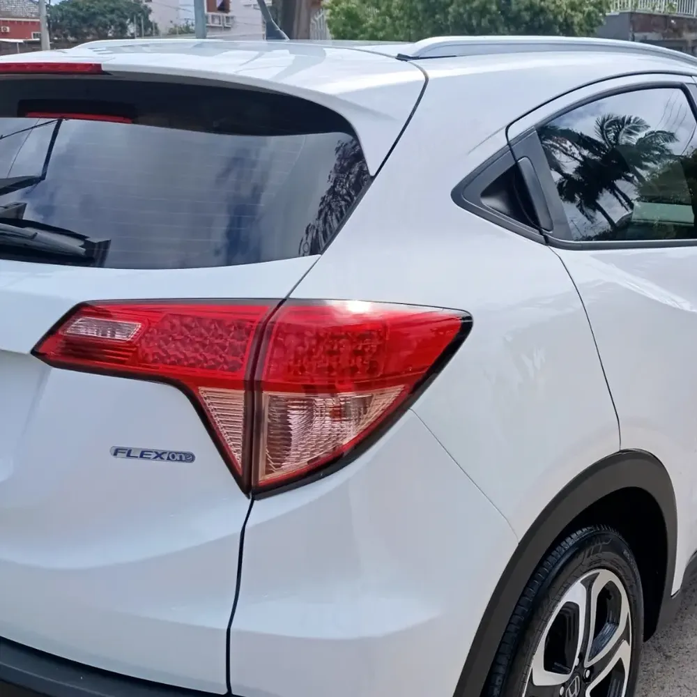 Depois: Honda HR-V branco com a lateral traseira reparada