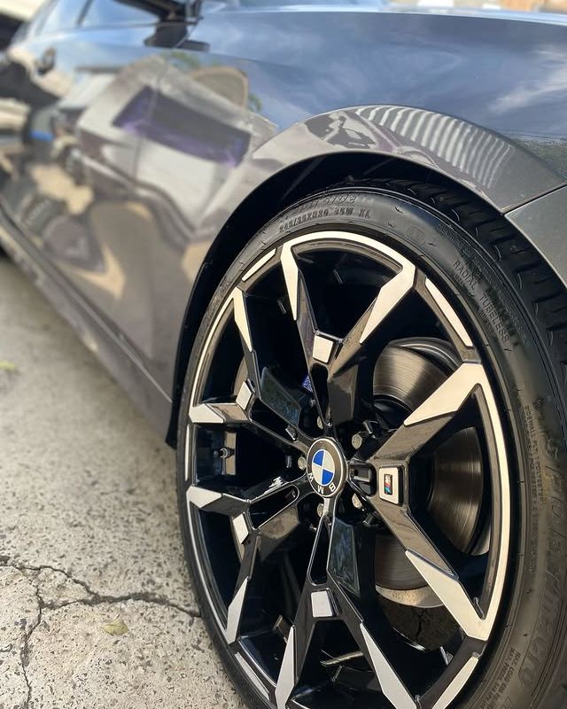 BMW cinza com roda preta diamantada e pintura polida