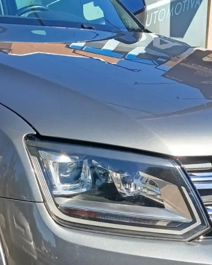Farol da Volkswagen Amarok cinza