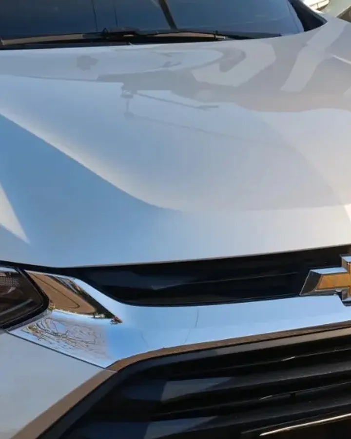Capô do Chevrolet Tracker prata