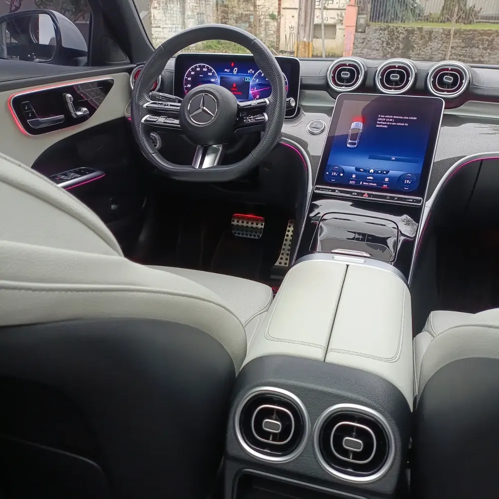 Interior de Mercedes-Benz com painel digital